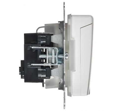 BRITE Розетка 1-местная с заземлением с защитными шторками и крышкой 16А IP44 РСбш10-3-44-БрАБ арктический белый   BR-R16-16-44-K91  IEK