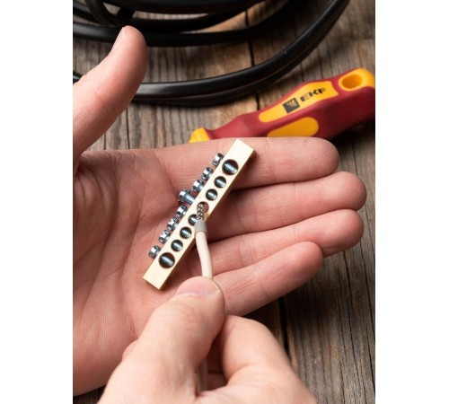 Шина PEN "ноль-земля" (6х9мм) 8 отверстий латунь крепеж по краям EKF PROxima  sn0-63-08-k  EKF