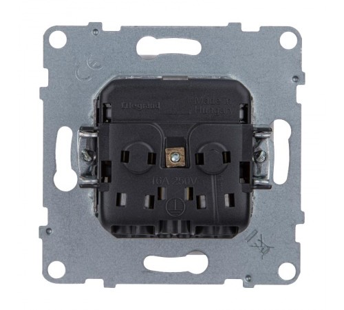 SUNO Силовая розетка 2К+З 16А 250В. С крышкой IP21. С защитными шторками. Безвинтовые зажимы Цвет "Белый"  721127  Legrand