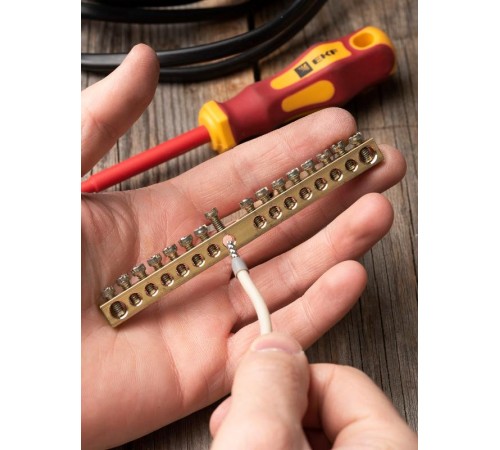 Шина PEN "ноль-земля" (6х9мм) 16 отверстий латунь крепеж по центру EKF PROxima  sn0-63-16  EKF