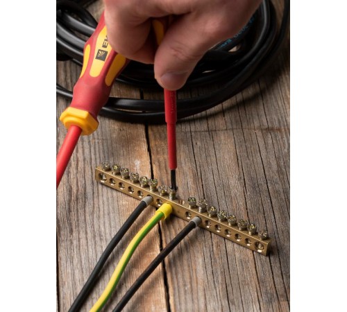 Шина PEN "ноль-земля" (6х9мм) 16 отверстий латунь крепеж по центру EKF PROxima  sn0-63-16  EKF