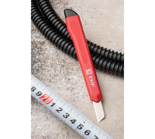 Нож с сегментированным лезвием 9 мм НСМ-10 Master  ncm-10-ms  EKF