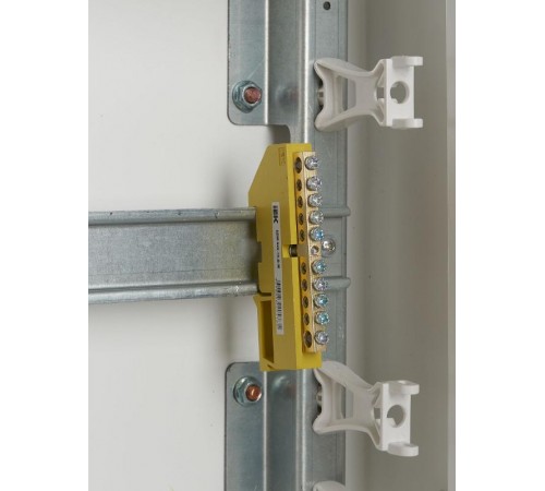 Шина PE "земля" на DIN-изоляторе ШНИ-6х9-10-Д-Ж  YNN10-69-10D-K05  IEK