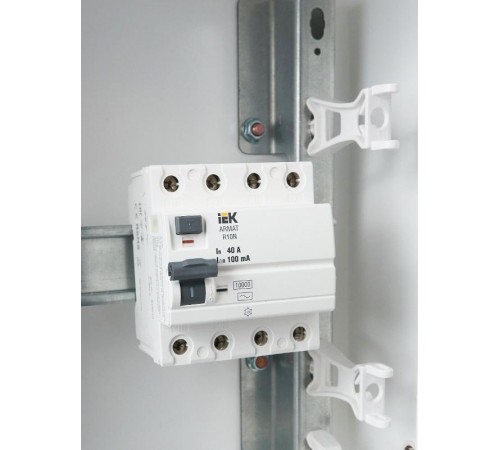 Выключатель дифференциальный (УЗО) R10N 4P 40А 100мА тип AC ARMAT  AR-R10N-4-040C100  IEK