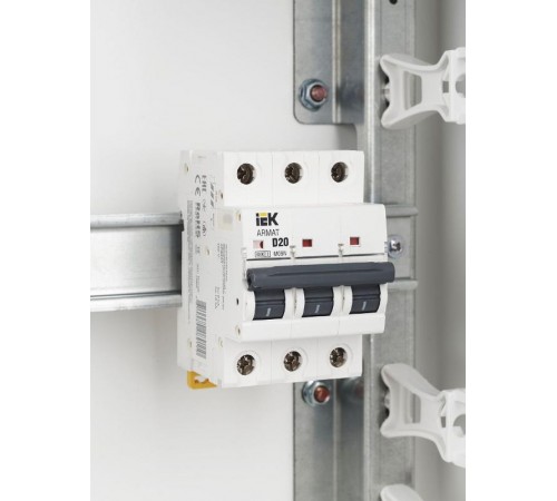 Выключатель автоматический трехполюсный M06N 3P D 20А 6кА ARMAT  AR-M06N-3-D020  IEK