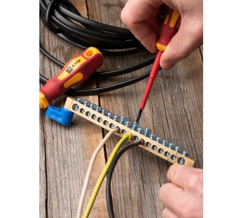 Шина "0" N (8х12мм) 18 отверстий латунь 2 синих угловых изолятора EKF PROxima  sn0-125-18-2  EKF