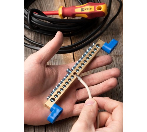 Шина "0" N (8х12мм) 18 отверстий латунь 2 синих угловых изолятора EKF PROxima  sn0-125-18-2  EKF