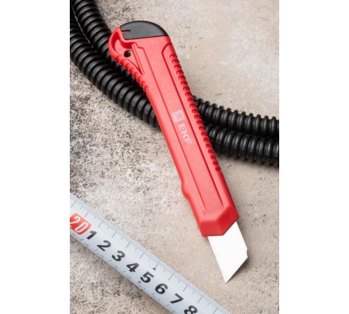 Нож с сегментированным лезвием 18 мм НСМ-20 Master  ncm-20-ms  EKF