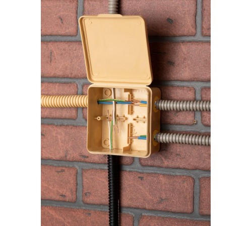 Коробка распределительная КМР-030-034 пылевлагозащищенная без мембранных вводов (105х105х50) светлое дерево EKF PROxima  plc-kmr-030-034-s  EKF