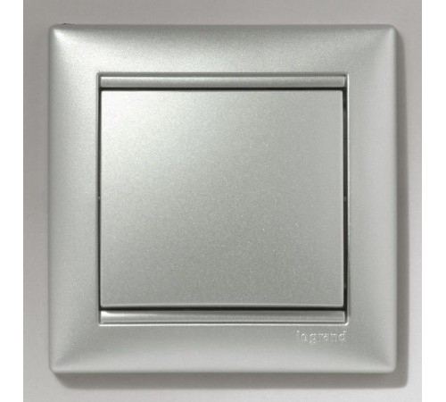 Valena Алюминий Выключатель 1-клавишный  770101  Legrand