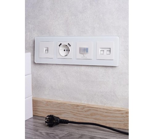 BRITE Розетка с заземлением со шторками 16А с USB A+A 3,1А РЮш10-2-БрБ белый  BR-R14-16-U21-D31-K01  IEK