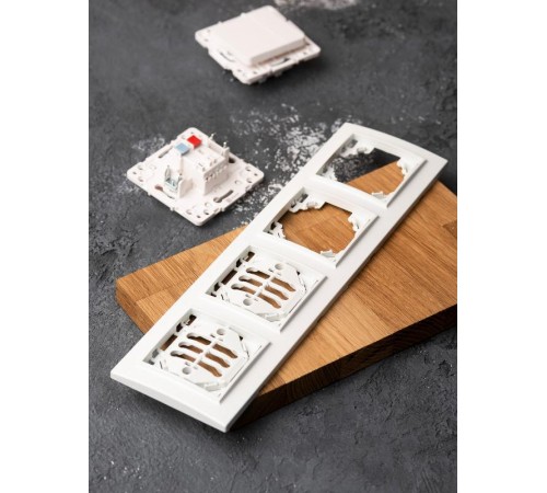 Минск Рамка 4-местная горизонтальная белая EKF  Basic  ERM-G-304-10  EKF