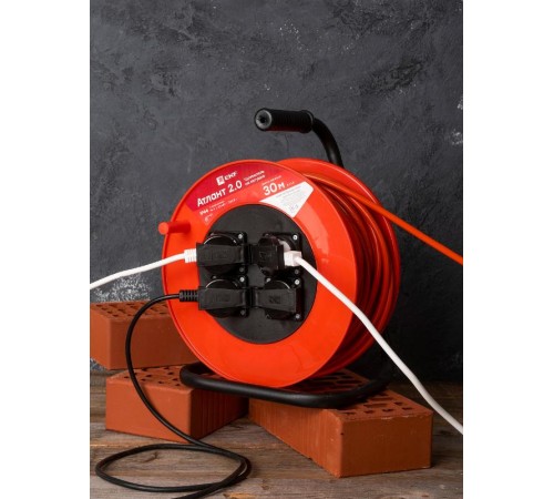 Удлинитель на катушке "Атлант 2.0" 4 гнезда 30м с заземлением КГ 3*1,5 16А/3,5кВт IP44 PROxima  UKA02-16-315R-4-30-IP44  EKF