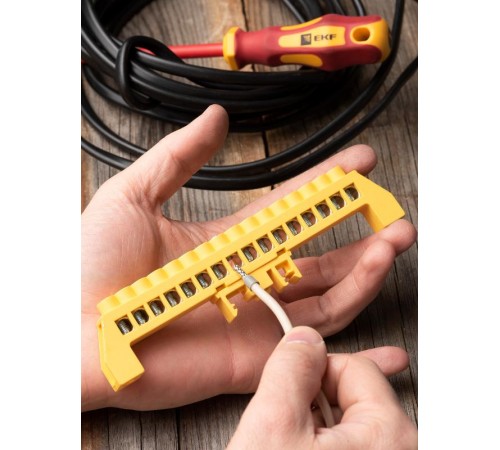 Шина "0" РЕ (8х12мм) 16 отверстий латунь желтый нейлоновый корпус комбинированный EKF PROximasn0-125-16-dpeEKF