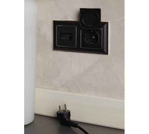 BRITE Розетка с заземлением со шторками с крышкой 16А IP20 РСбш10-3-БрЧ черный   BR-R16-16-K02  IEK