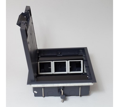 Люк на 6 поста(45*45)металл/пластик с пластиковой коробкой IP40 под углом  300007  SPL