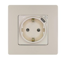 Розетка с заземлением с USB тип C - Legrand Etika - со шторками 16А 250В 1500мА 7,5Вт безвинтовые зажимы - слоновая кость  672388  Legrand
