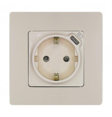 Розетка с заземлением с USB тип C - Legrand Etika - со шторками 16А 250В 1500мА 7,5Вт безвинтовые зажимы - слоновая кость  672388  Legrand