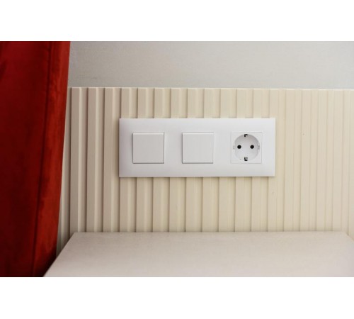 SKANDY Розетка с заземлением с защитными шторками 16А SK-R04W арктический белый  SK-R14-16-K01  IEK