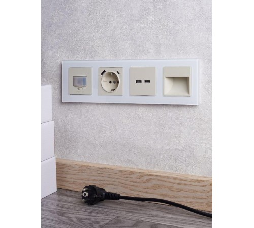 BRITE Рамка 4-ая РУ-4-2-БрБ стекло белый  BR-M42-G-K01  IEK