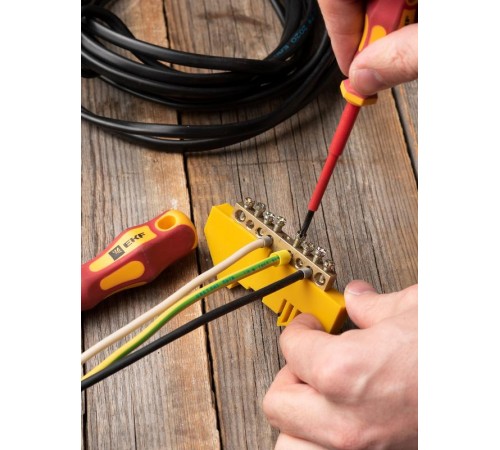 Шина "0" N (6х9мм) 8 отверстий латунь желтый изолятор на DIN-рейку EKF PROxima  sn0-63-08-dz  EKF