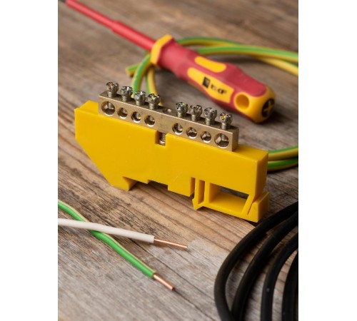 Шина "0" N (6х9мм) 8 отверстий латунь желтый изолятор на DIN-рейку EKF PROxima  sn0-63-08-dz  EKF