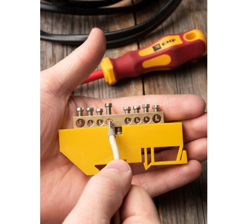 Шина "0" N (6х9мм) 8 отверстий латунь желтый изолятор на DIN-рейку EKF PROxima  sn0-63-08-dz  EKF