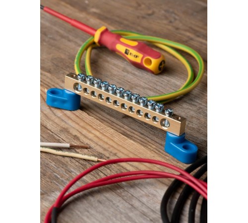 Шина "0" (8х12мм.) 125А  12 отверстий (2 изолятора стойка) латунь EKF PROxima  sn0-125-12-2  EKF