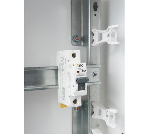 Выключатель автоматический однополюсный M10N 1P C 32А 10кА ARMAT  AR-M10N-1-C032  IEK