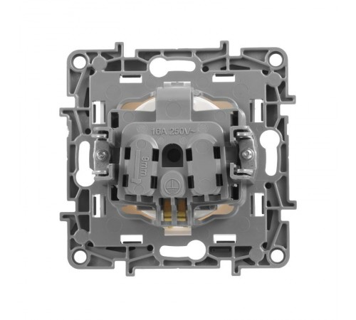 Etika Белый Розетка с заземлением со шторками, винтовые клеммы  672222  Legrand