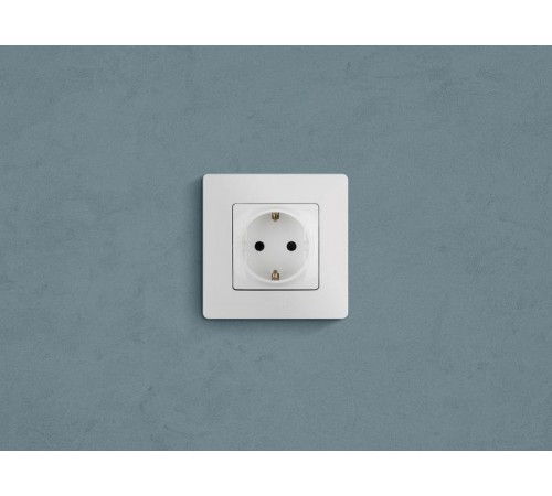 Etika Белый Розетка с заземлением со шторками, винтовые клеммы  672222  Legrand