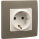 Etika Белый Розетка с заземлением со шторками, винтовые клеммы  672222  Legrand