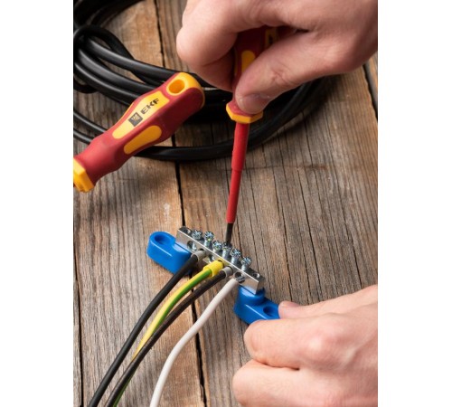 Шина "0" N (6x9мм) 6 отв. цинк 2 синих угловых изолятора  sn1-63-06-2  EKF