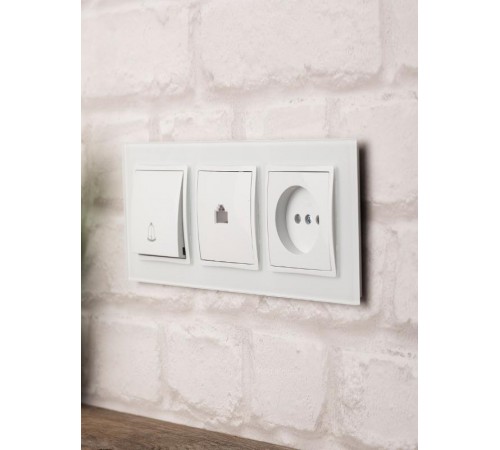 Минск Рамка 3-местная стеклянная белая Basic  ERM-G-403-10  EKF