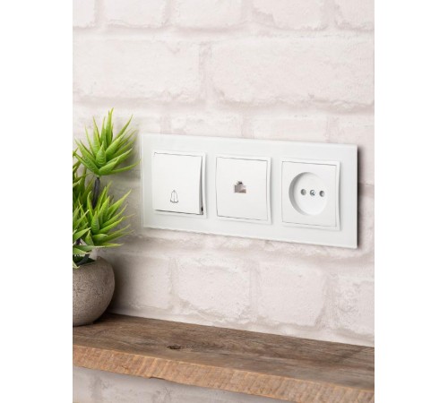 Минск Рамка 3-местная стеклянная белая Basic  ERM-G-403-10  EKF