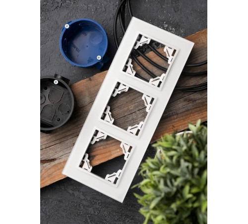 Минск Рамка 3-местная стеклянная белая Basic  ERM-G-403-10  EKF