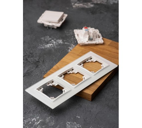 Минск Рамка 3-местная стеклянная белая Basic  ERM-G-403-10  EKF