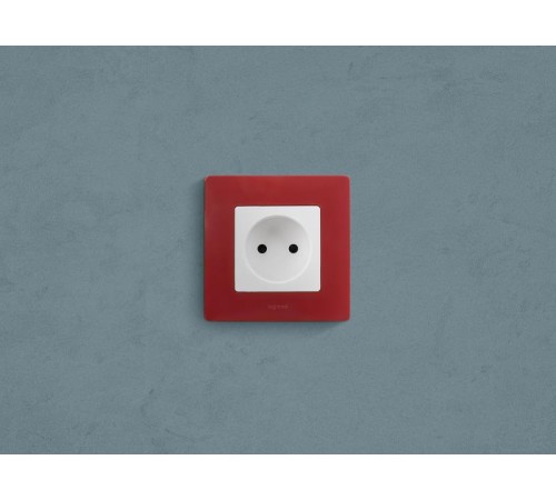 Etika Белый Розетка без заземления со шторками, винтовые клеммы  672234  Legrand