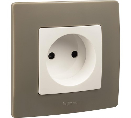 Etika Белый Розетка без заземления со шторками, винтовые клеммы  672234  Legrand