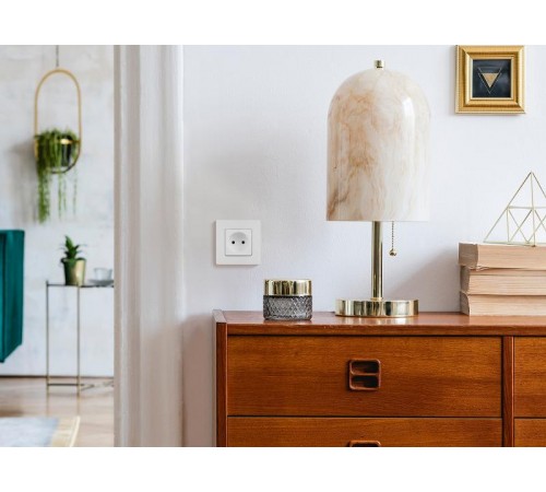 Etika Белый Розетка без заземления со шторками, винтовые клеммы  672234  Legrand