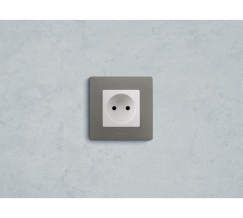 Etika Белый Розетка без заземления со шторками, винтовые клеммы  672234  Legrand