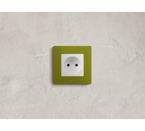 Etika Белый Розетка без заземления со шторками, винтовые клеммы  672234  Legrand