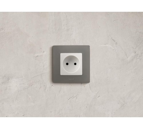 Etika Белый Розетка без заземления, винтовые клеммы  672220  Legrand