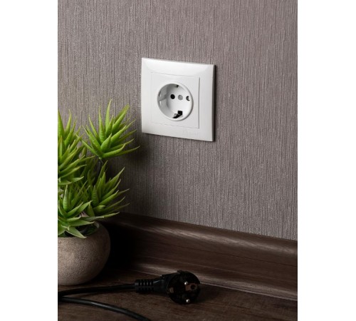 Валенсия розетка 1-местная с/з 16А белая с защ. штор. EKF PROxima   EWR16-028-10   EKF