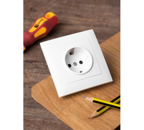 Валенсия розетка 1-местная с/з 16А белая с защ. штор. EKF PROxima   EWR16-028-10   EKF