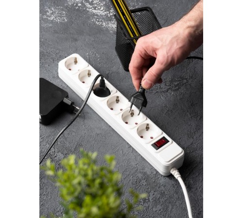 Сетевой фильтр 6*5м 16А/3,2кВт с выкл. c/з ПВС 3х1,0 Блокбастер XL EKF PROxima  UFA16-310-6-05  EKF