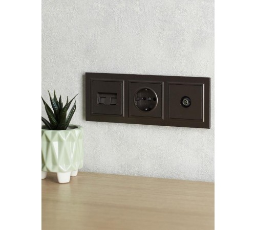 BRITE Рамка 3-ая РУ-3-БрТБ темная бронза  BR-M32-K45  IEK