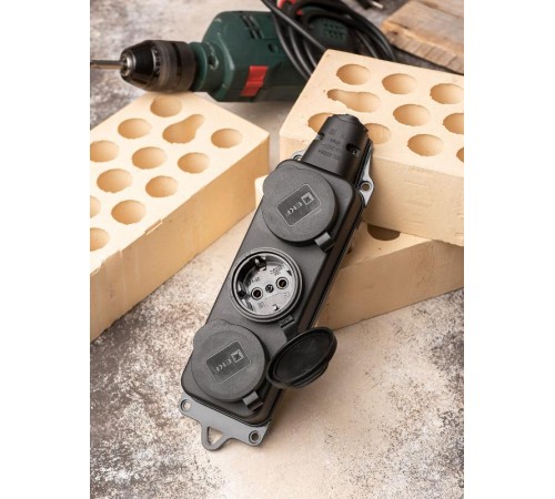 Розетка трехместная с защит. крышками каучуковая 230В 2P+PE 16A IP44 Basic  RPS-015-16-230-44  EKF