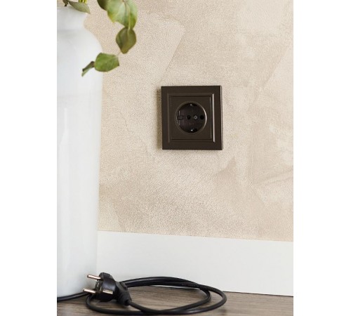 BRITE Розетка с заземлением со шторками 16А РС14-1-0-БрТБ темная бронза  BR-R14-16-K45  IEK