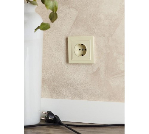 BRITE Розетка с заземлением со шторками 16А РС14-1-0-БрКр бежевый  BR-R14-16-K10  IEK